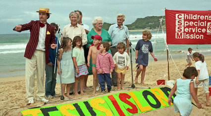 Owen Shelley (right at microphone) SU Centenary gathering, Manly Beach, 1988 (Ramon Willliams, Worldwide Photos)